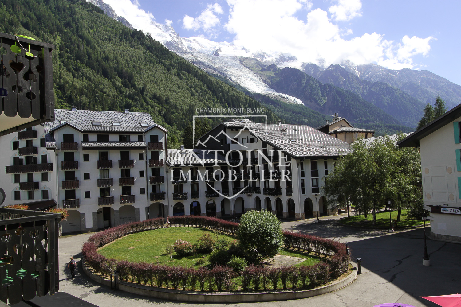 Studio for sale Chamonix Sud. Lounge are opening onto large balcony. Studio for sale Chamonix Sud. Lounge are opening onto large balcony.