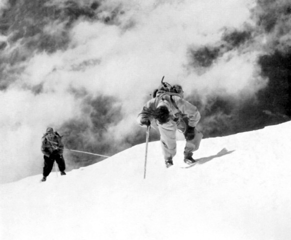 Deux grimpeurs en route pour le sommet avec la vallÃ©e de Chamonix en arriÃ¨re-plan