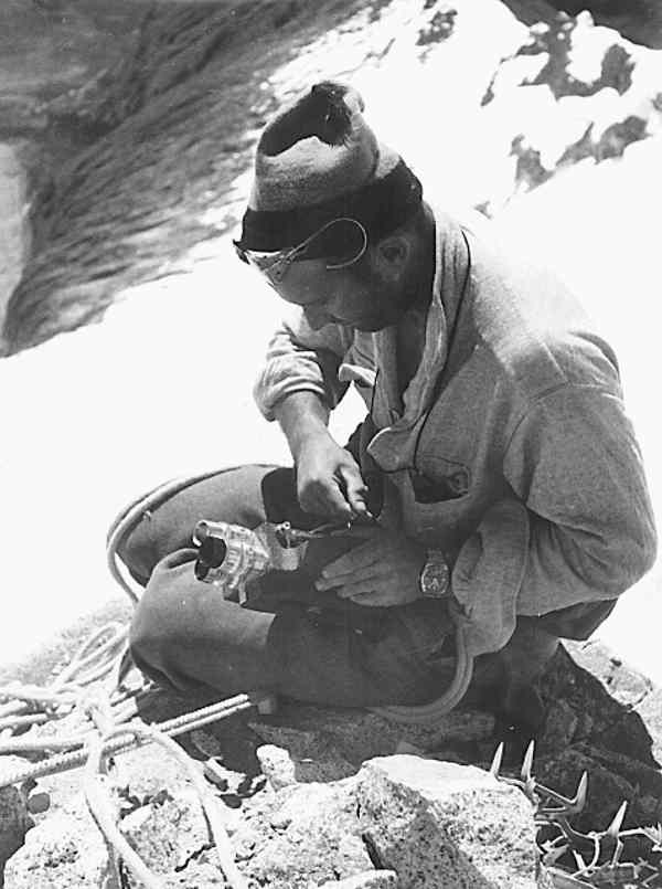 Photo historique d'un homme dans les montagnes de la chain Mont Blanc