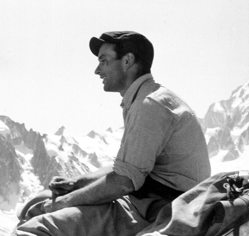 Lionel Terray avec la chaÃ®ne Mont Blanc en arriÃ¨re-plan
