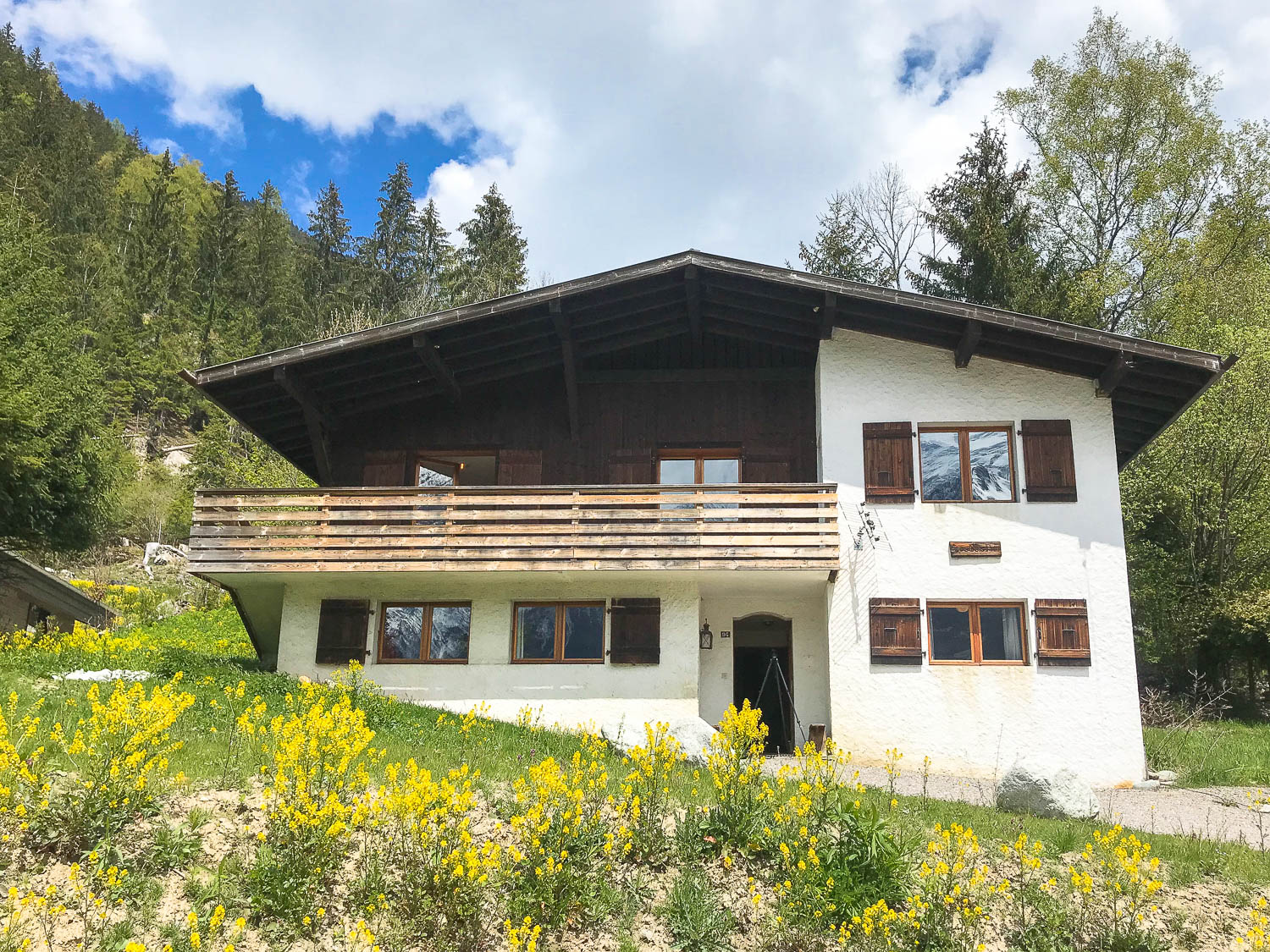 Beau chalet avec terrain à vendre à Chamonix Les Pécles Beau chalet avec terrain à vendre à Chamonix Les Pécles