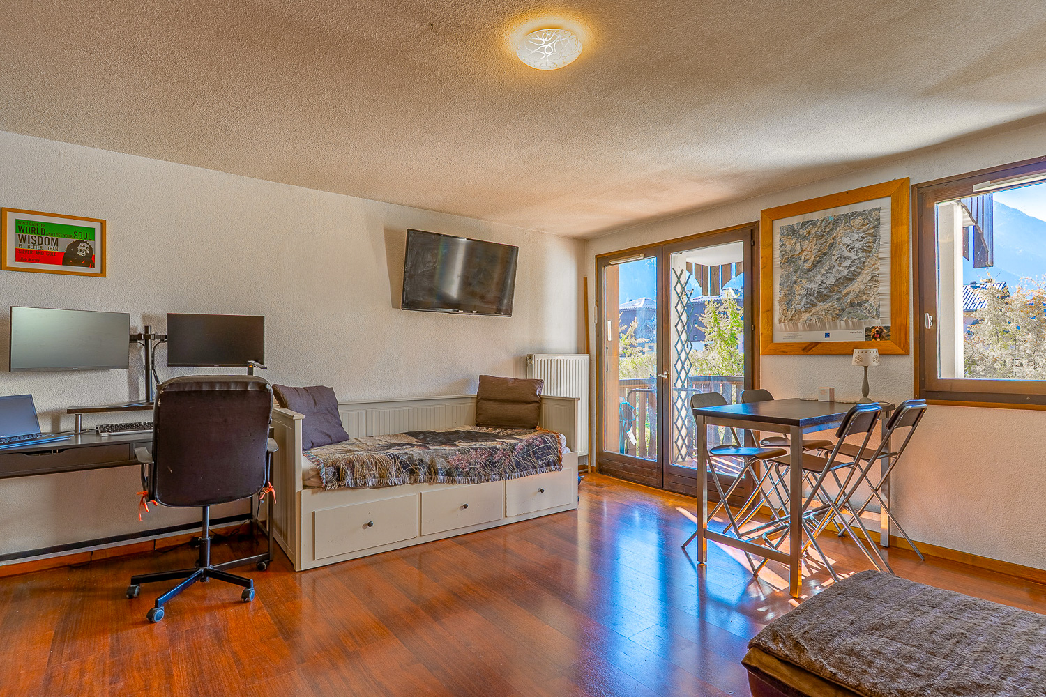 Two bedroomed apartment with balcony and garage - Chamonix centre