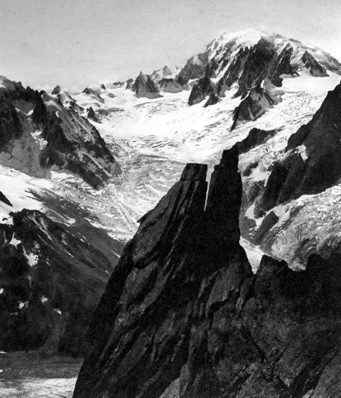 Vue panoramique de la vallÃ©e de Chamonix et ses montagnes