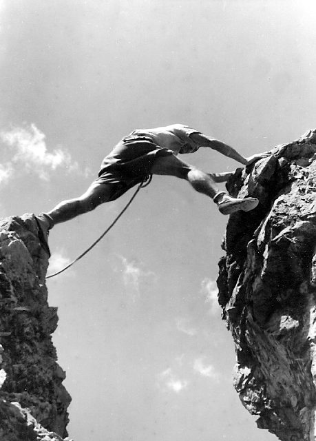 Un escaladeur entre deux rochers