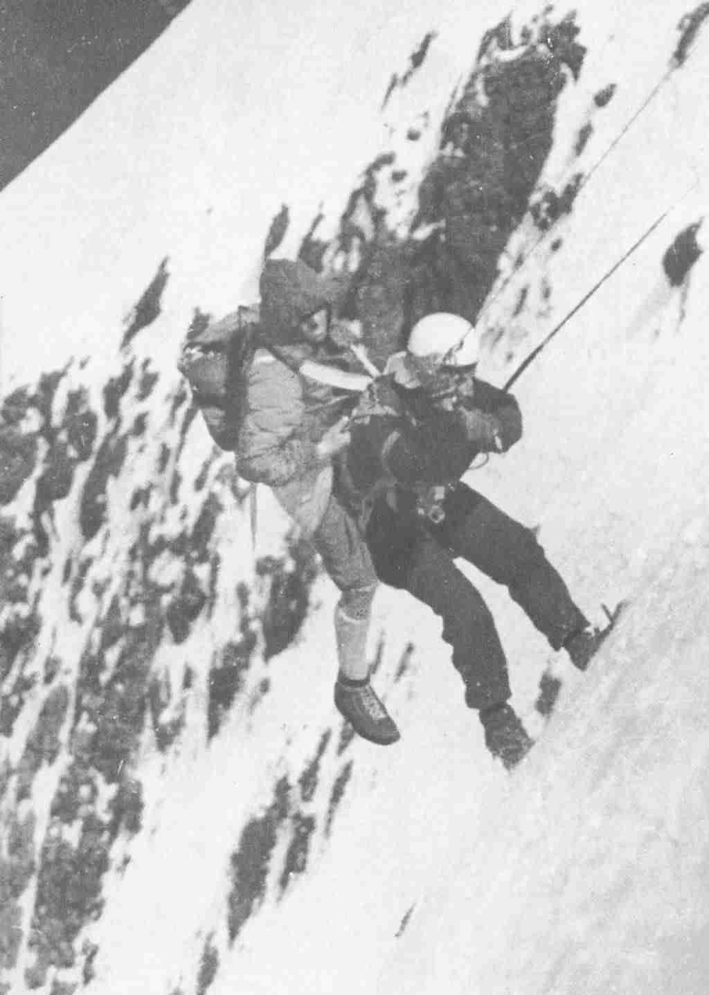 Descente en rapelle du sommet