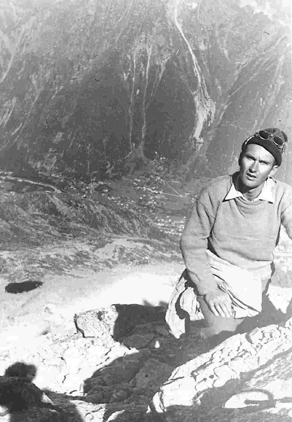 Alpiniste avec la vallÃ©e de Chamonix en arriÃ¨re-plan