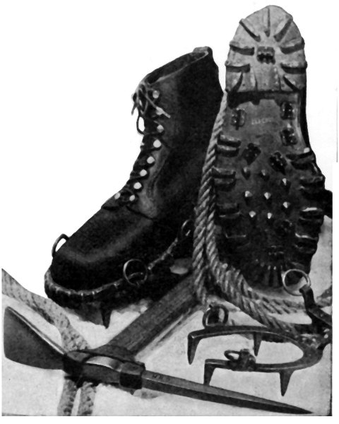 Anciennes chaussures d'escalade avec crampons
