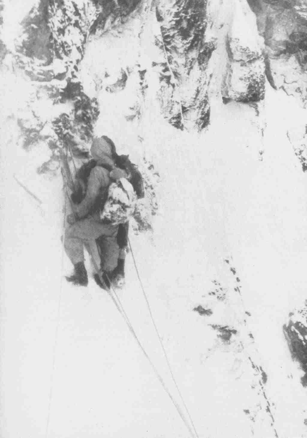 Alpiniste dans les montagnes enneigÃ©es