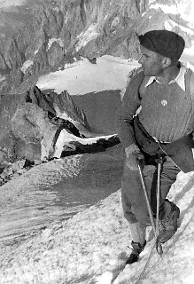 Lionel Terray en randonnÃ©e dans les montagnes autour de Chamonix